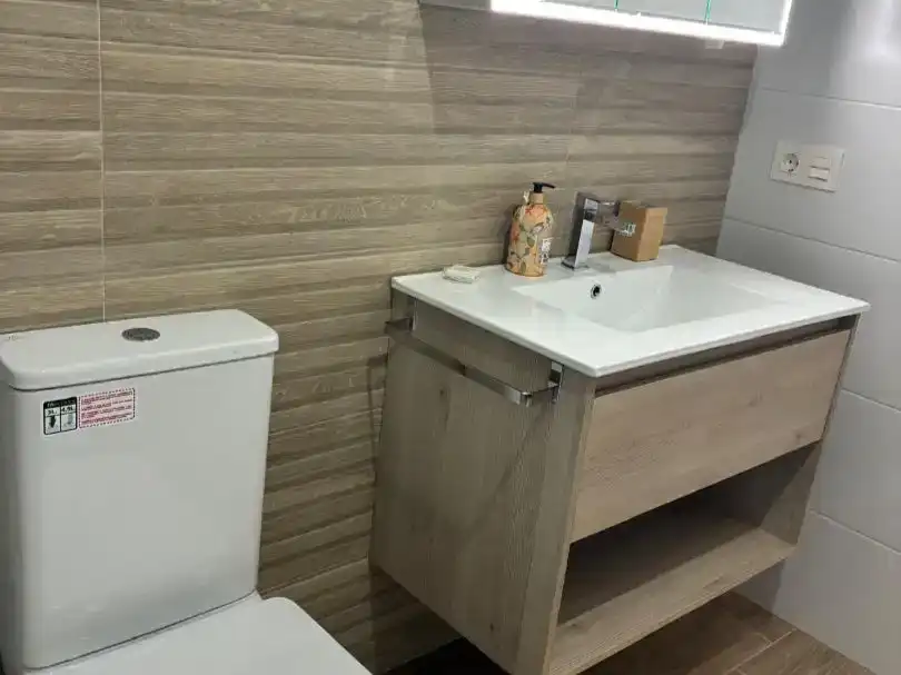 Baño de Piso para compartir en Ciudad Real con Aire acondicionado y Amueblado