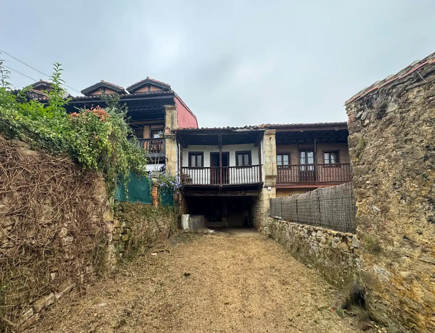 Vista exterior de Casa adosada en venda en Comillas (Cantabria) amb Jardí privat i Terrassa