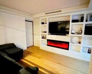 Living room of Flat for sale in  Madrid Capital  with Air Conditioner, Terrace and Furnished