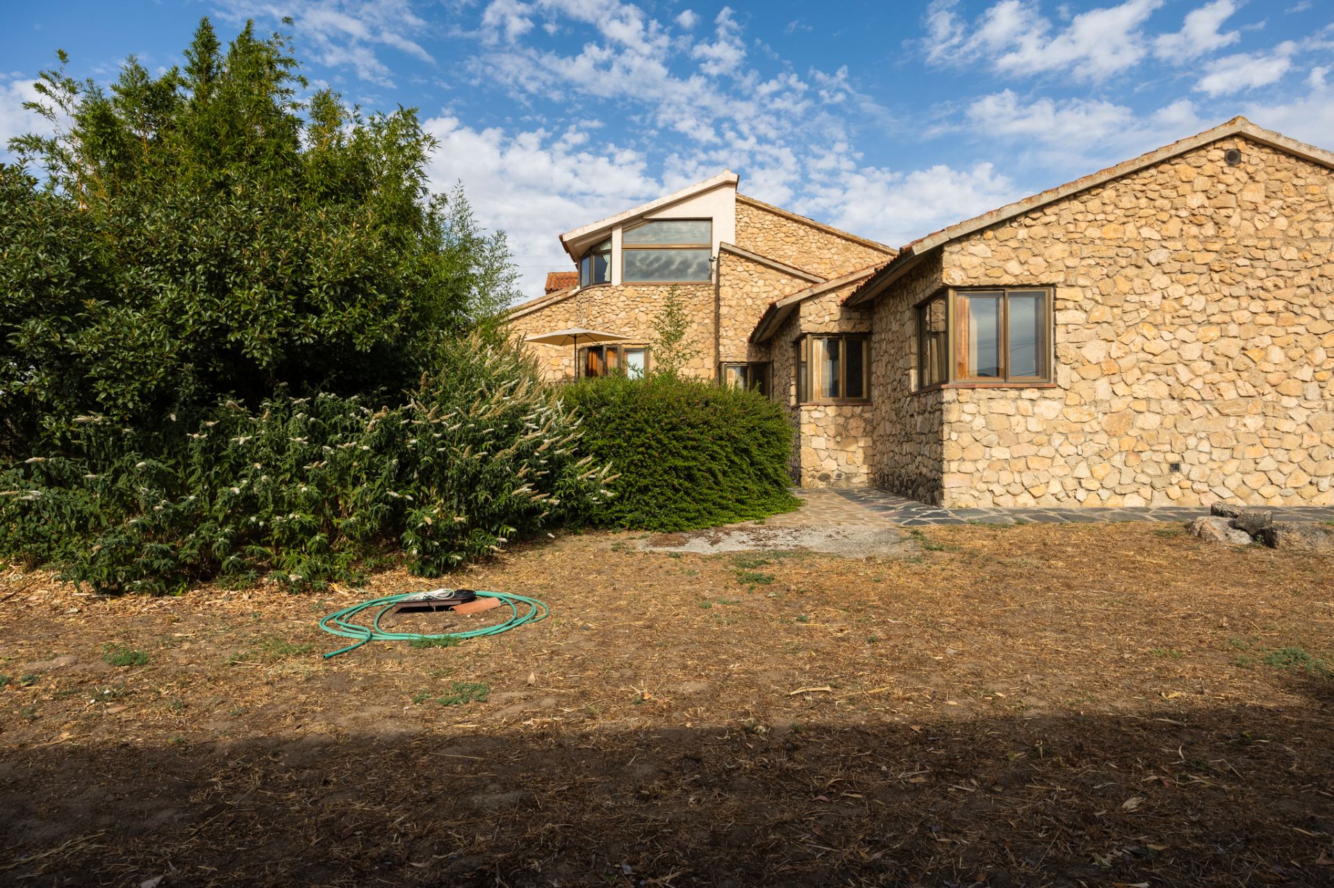 Vista exterior de Casa o xalet en venda en Torrecaballeros amb Calefacció, Jardí privat i Terrassa