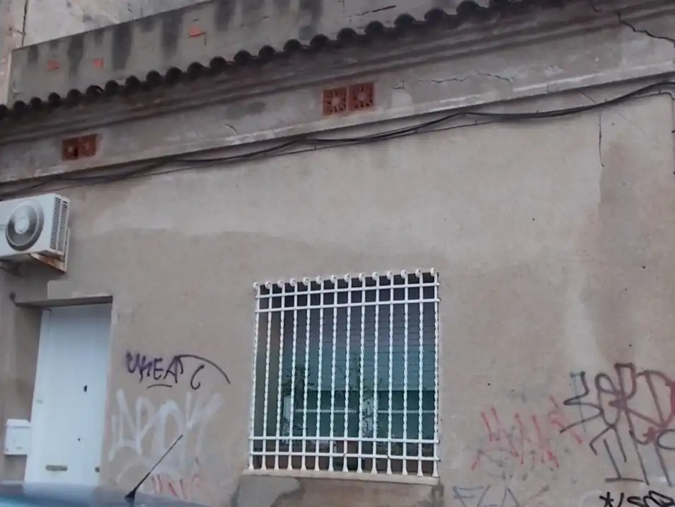 Außenansicht von Fabrikhallen zum Verkauf in Badalona mit Alarm