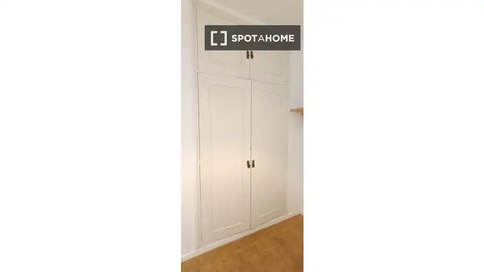 Dormitori de Apartament per a compartir en Madrid amb Aire condicionat, Terrassa i Moblat