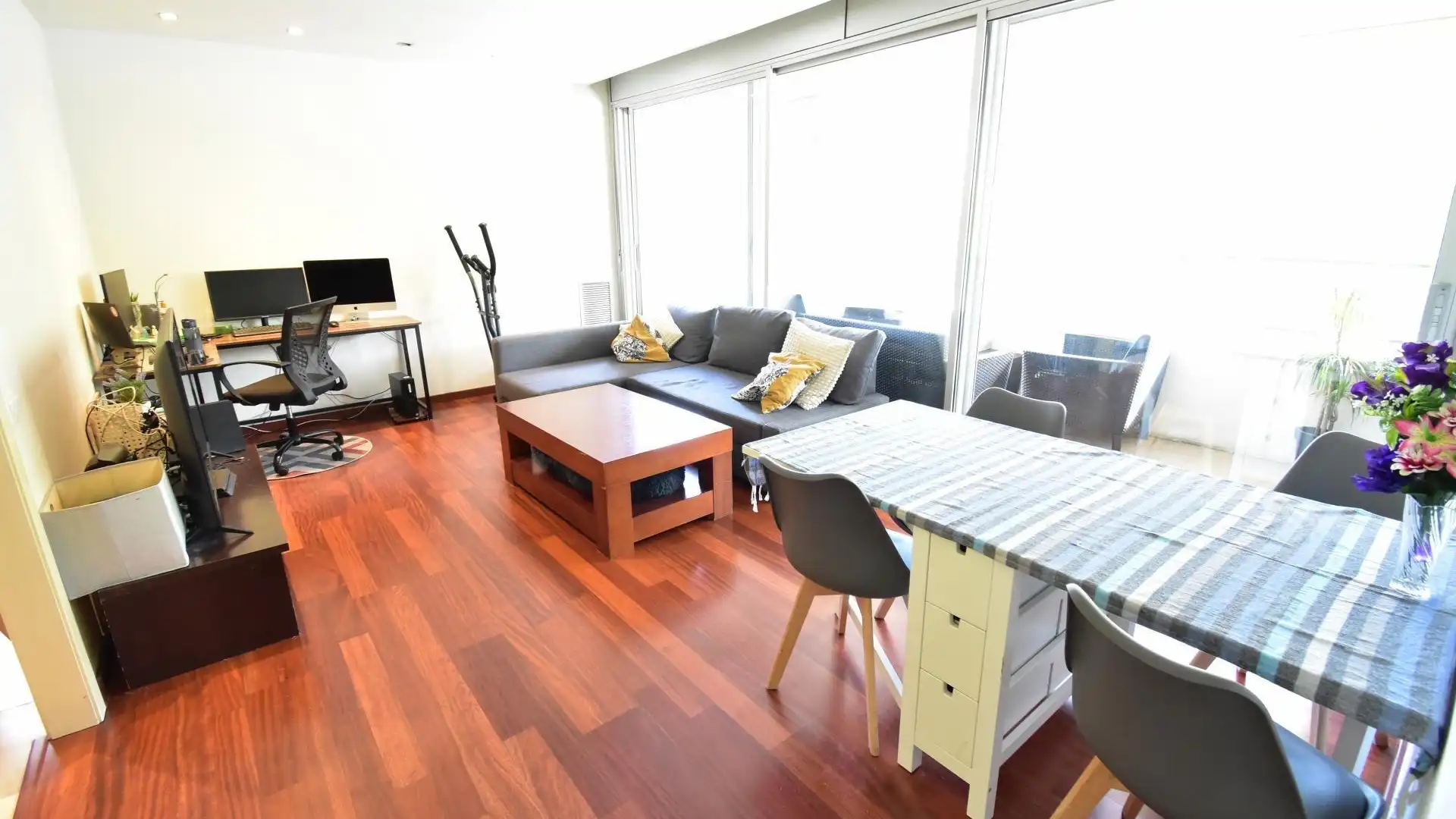 Living room of Flat for sale in Sant Adrià de Besòs  with Air Conditioner, Private garden and Parquet flooring