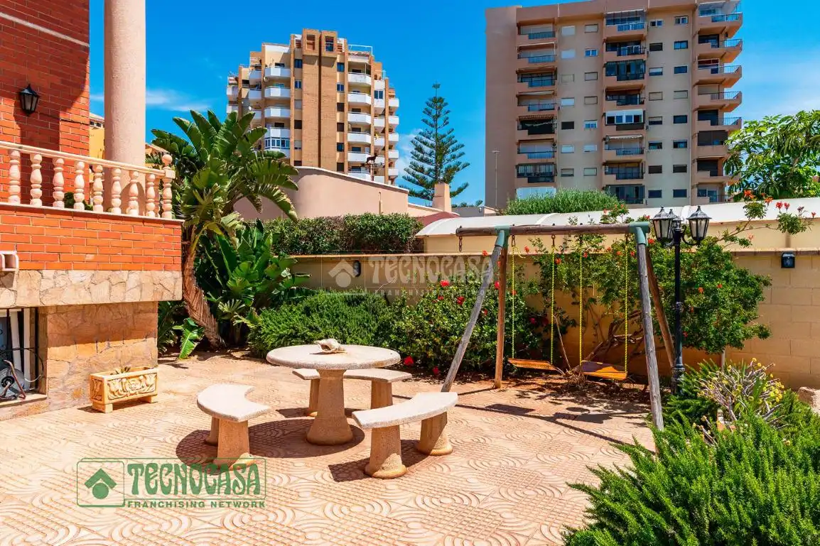 Jardí de Casa o xalet en venda en Roquetas de Mar amb Calefacció, Parquet i Terrassa