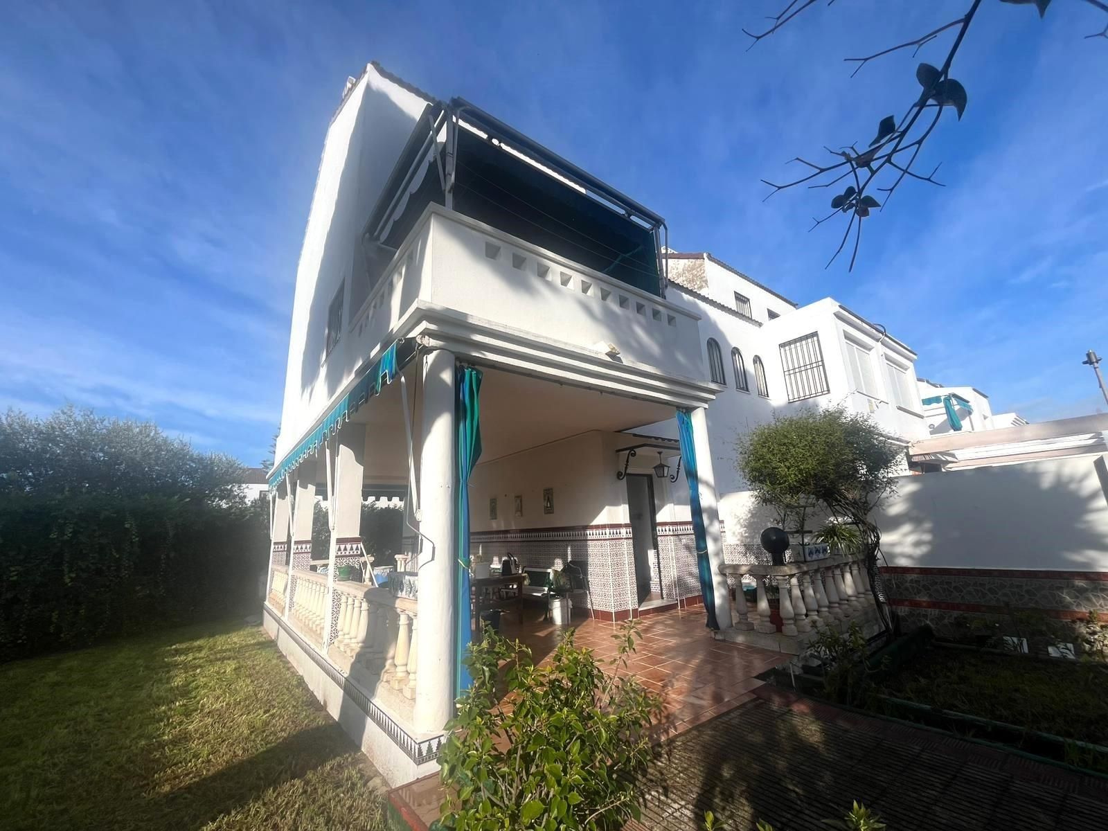 Vista exterior de Casa adosada en venda en El Portil amb Calefacció, Jardí privat i Terrassa