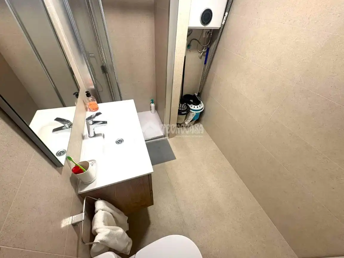 Bathroom of Study for sale in Zaragoza  with Air Conditioner and Community pool