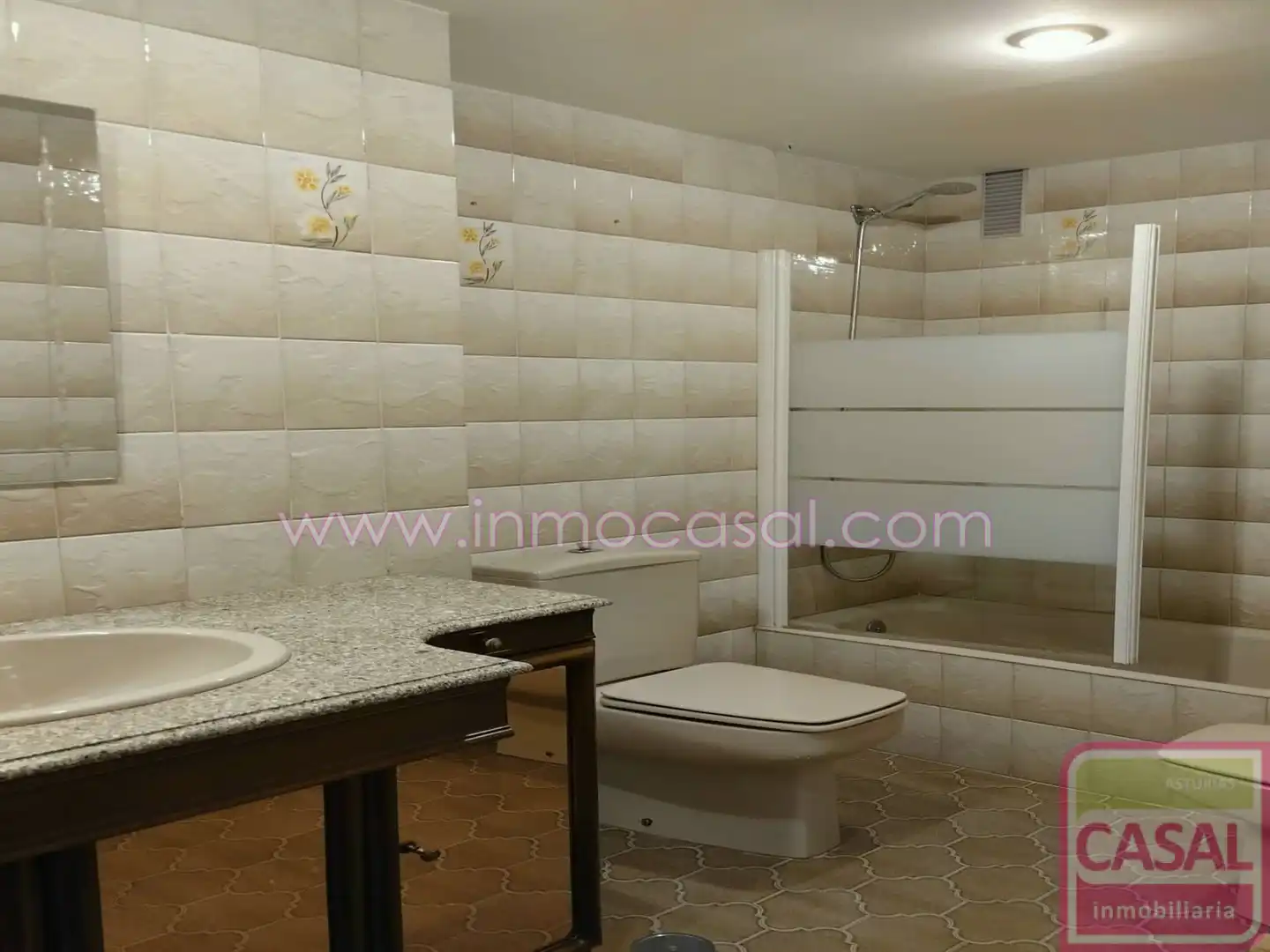 Bathroom of Flat for rent in Oviedo   with Heating, Terrace and Storage room