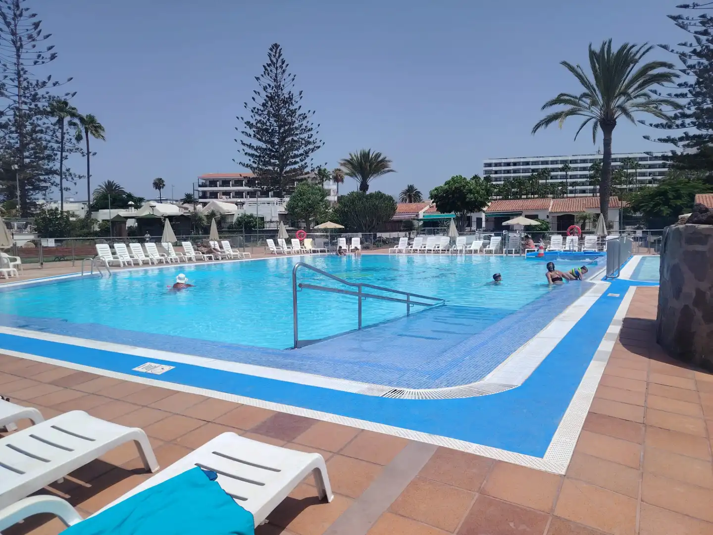 Piscina de Casa adosada de lloguer en San Bartolomé de Tirajana amb Terrassa, Moblat i Piscina comunitària