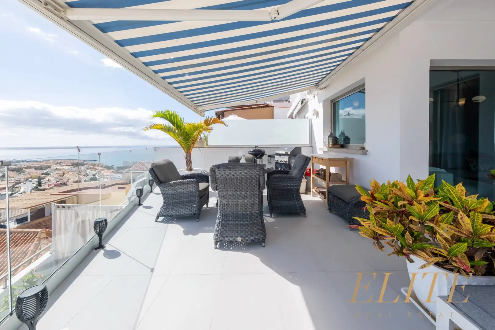 Terrasse von Einfamilien-Reihenhaus zum Verkauf in Mogán mit Klimaanlage, Heizung und Terrasse