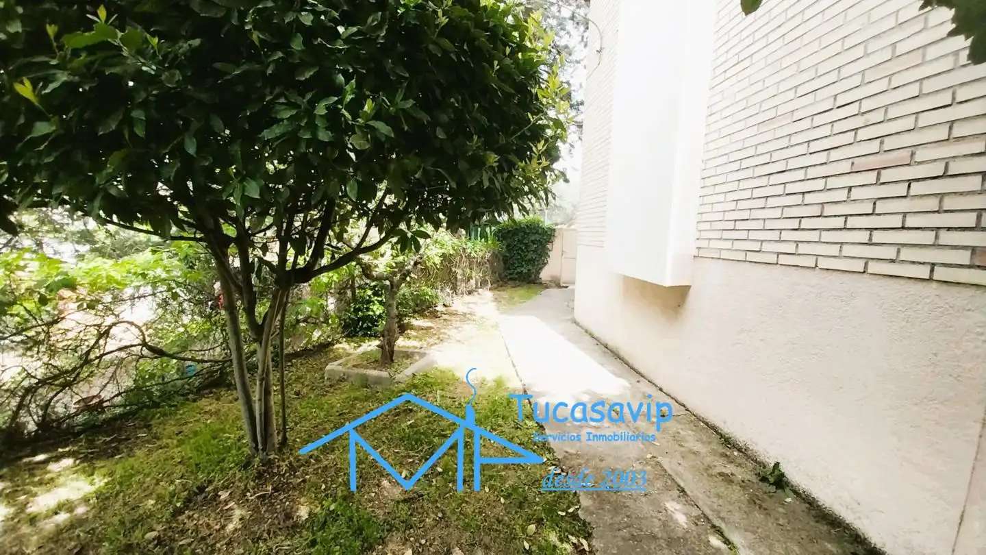 Vista exterior de Piso en venta en La Adrada  con Calefacción, Jardín privado y Terraza
