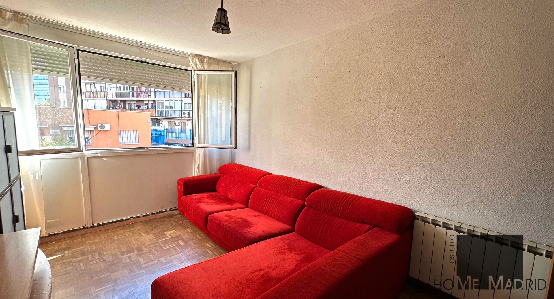 Sala d'estar de Pis en venda en  Madrid Capital amb Calefacció i Parquet