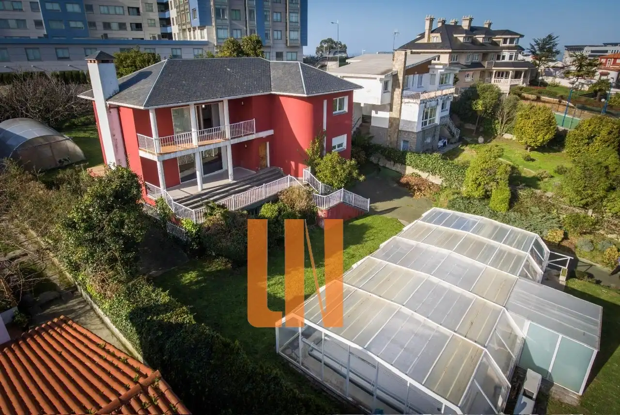 Vista exterior de Casa o xalet en venda en A Coruña Capital  amb Calefacció, Jardí privat i Terrassa