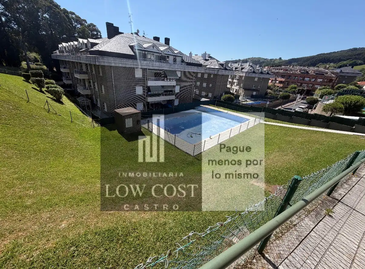 Piscina de Ático en venta en Castro-Urdiales con Calefacción, Terraza y Balcón