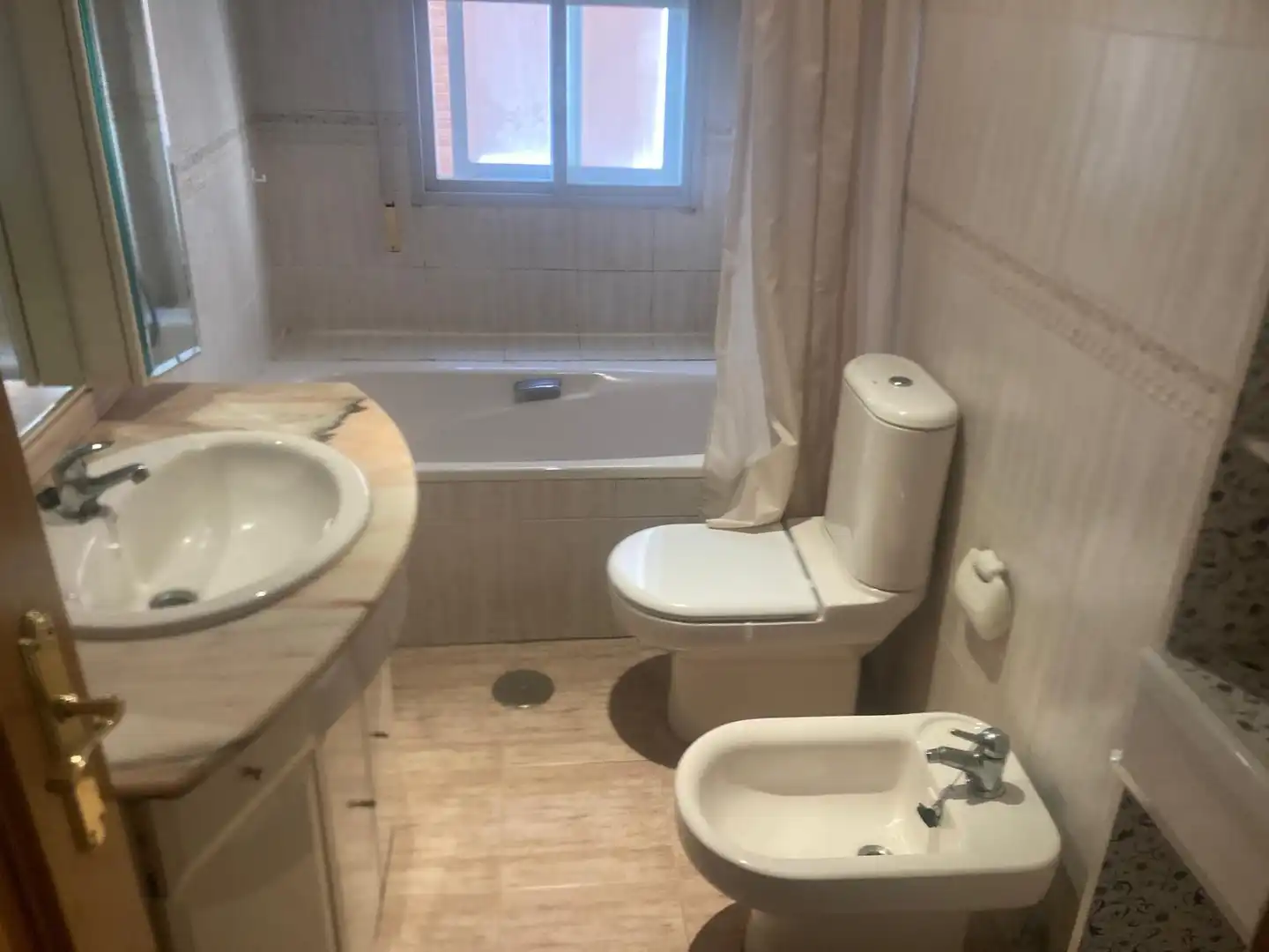 Baño de Piso en venta en Toledo con Calefacción, Balcón y Piscina comunitaria