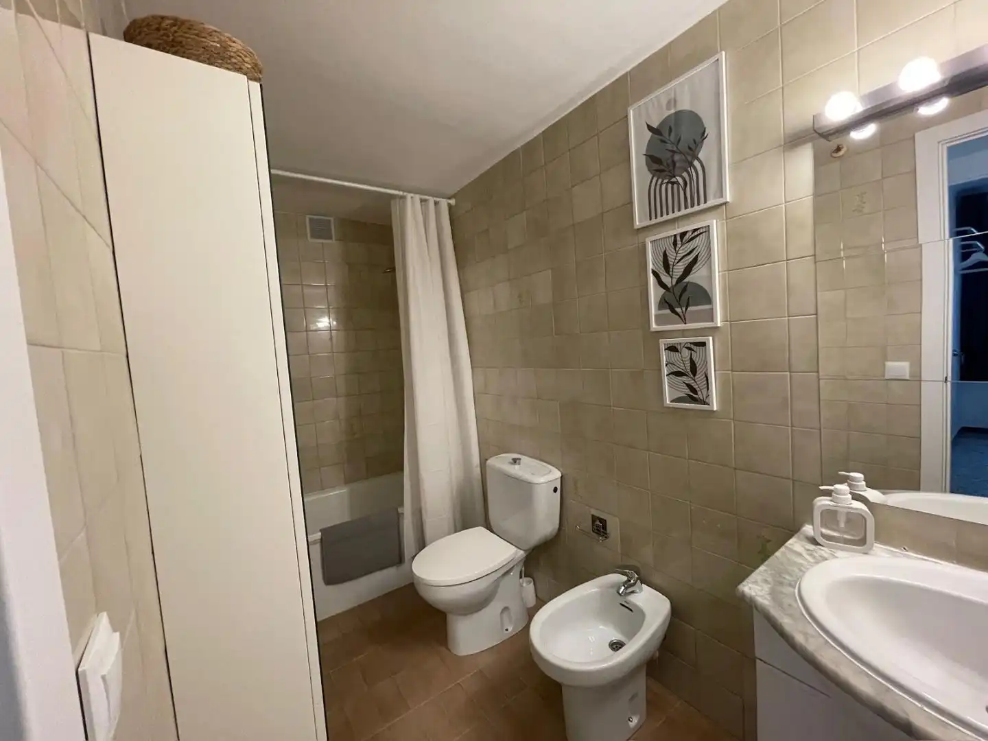 Bathroom of Flat for sale in Salt  with Terrace, Furnished and Oven