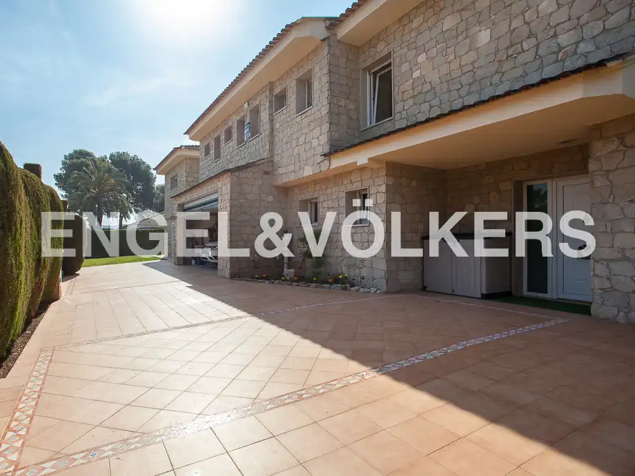 Vista exterior de Casa o chalet en venta en Serra con Calefacción, Jardín privado y Trastero