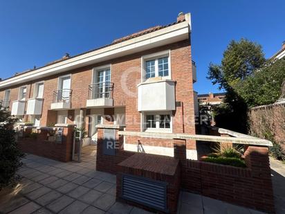 Vista exterior de Casa adosada en venda en Esplugues de Llobregat amb Aire condicionat