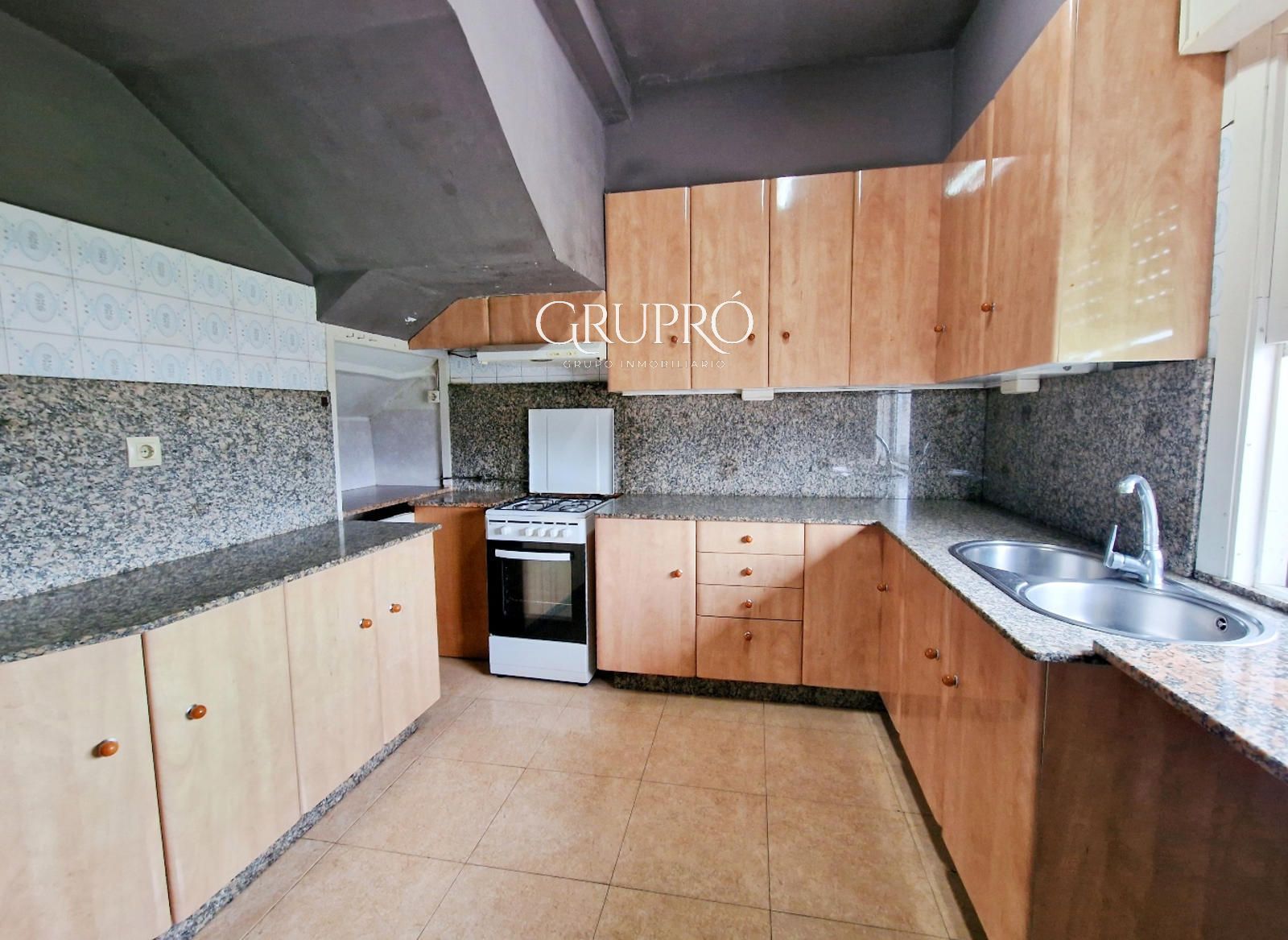 Cuina de Casa o xalet en venda en Vigo  amb Calefacció, Terrassa i Traster