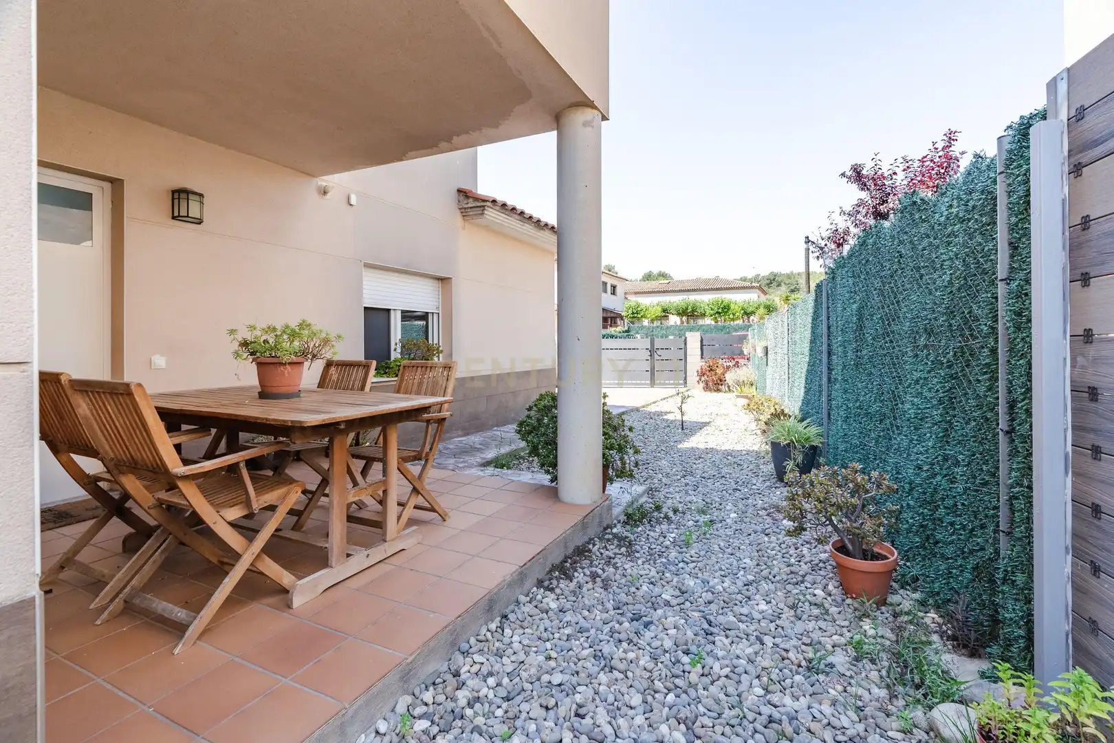 Terrasse von Einfamilien-Reihenhaus zum Verkauf in Vila-rodona mit Privatgarten und Ofen