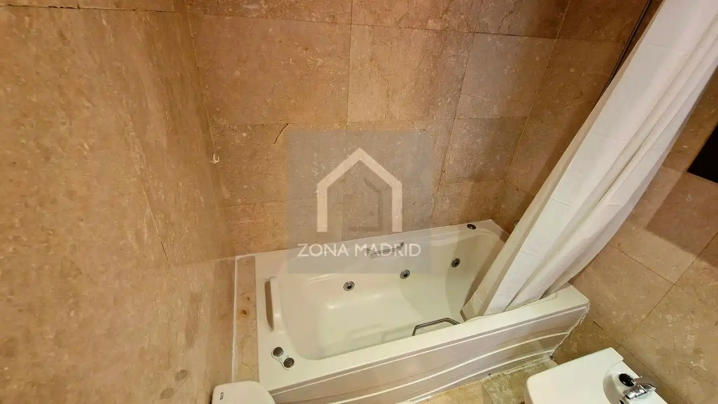 Baño de Piso de alquiler en Madrid con Aire acondicionado y Amueblado