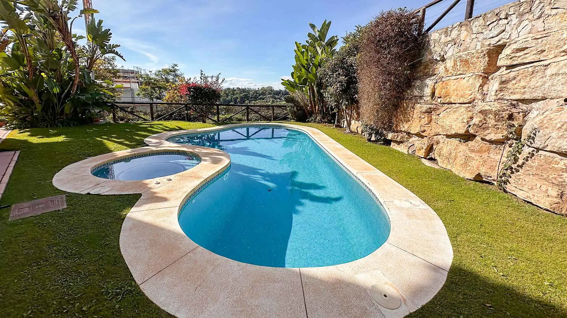 Piscina de Casa adosada de alquiler en Marbella con Aire acondicionado, Jardín privado y Terraza