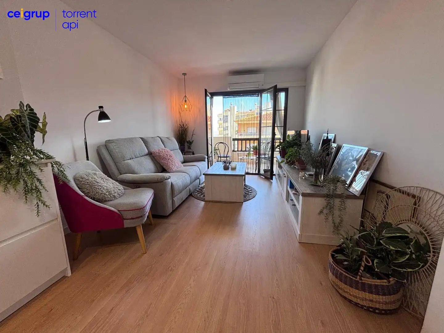 Wohnzimmer von Dachboden zum Verkauf in L'Escala mit Klimaanlage und Terrasse