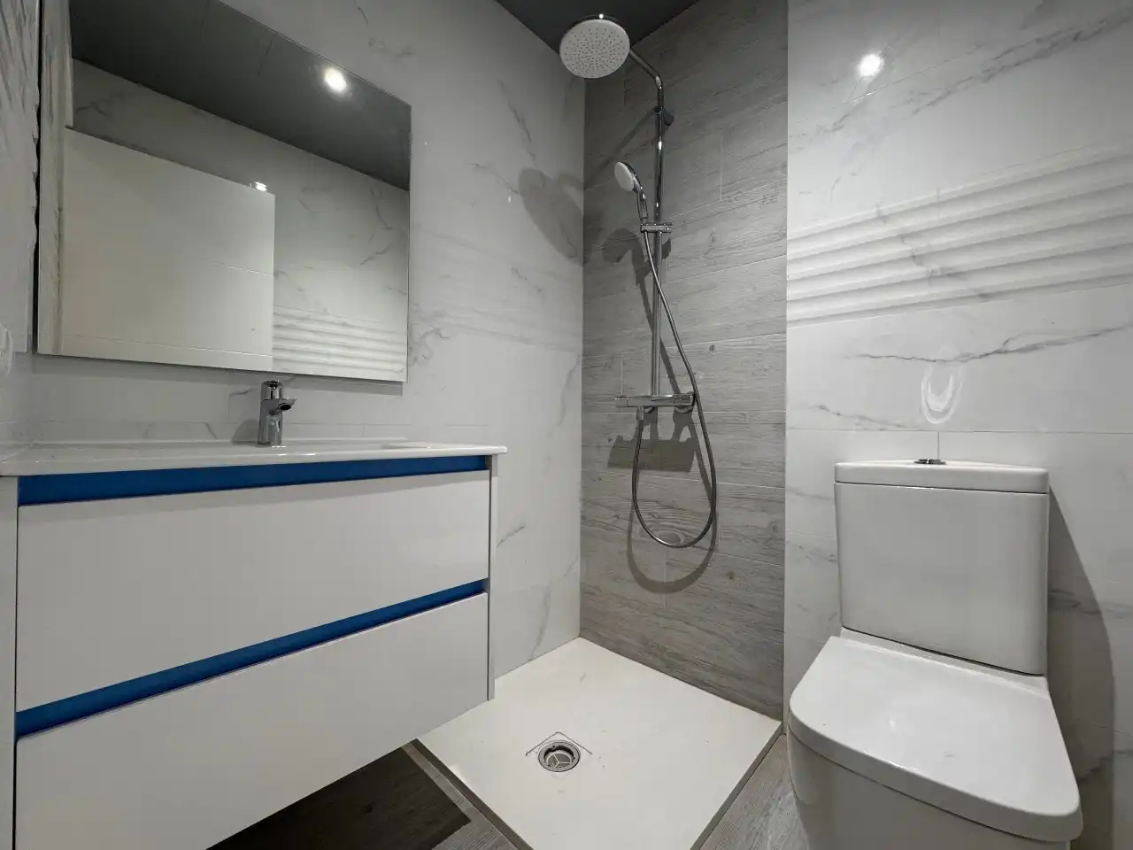 Bathroom of Flat for sale in Palamós  with Air Conditioner, Heating and Parquet flooring