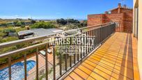 Vista exterior de Casa o xalet en venda en Mataró amb Aire condicionat, Terrassa i Piscina