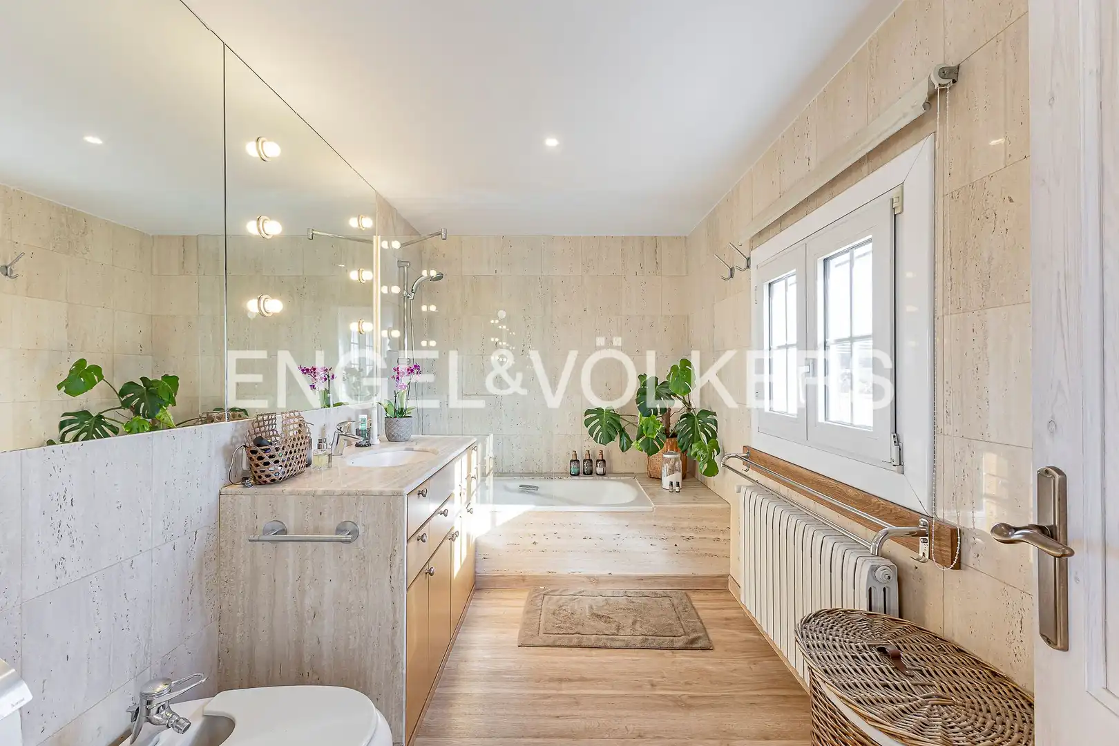 Bathroom of Duplexes for sale in Barcelona  with Air Conditioner, Heating and Private garden