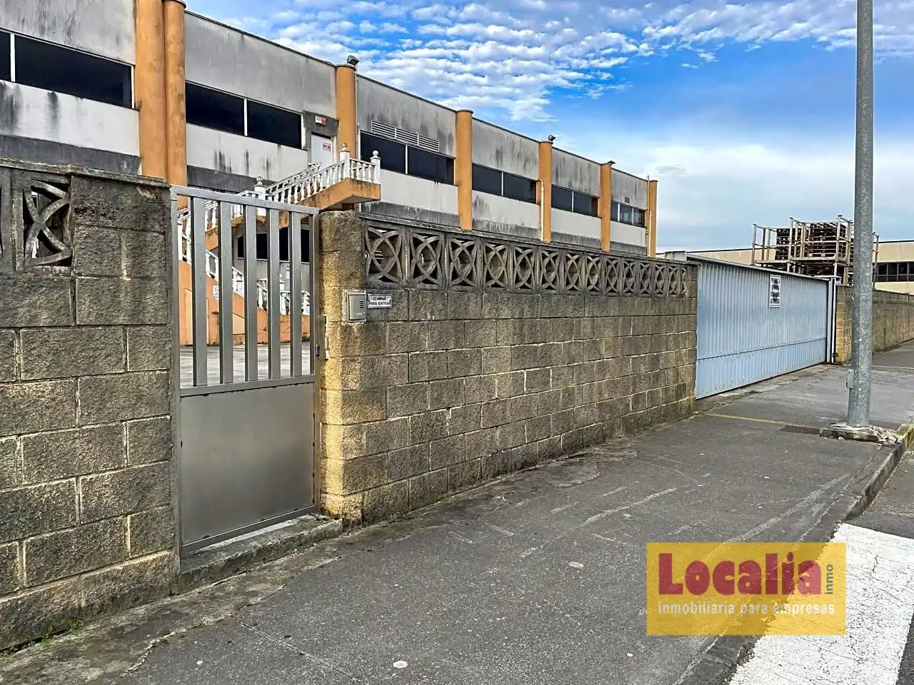Vista exterior de Nave industrial en venta en Laredo