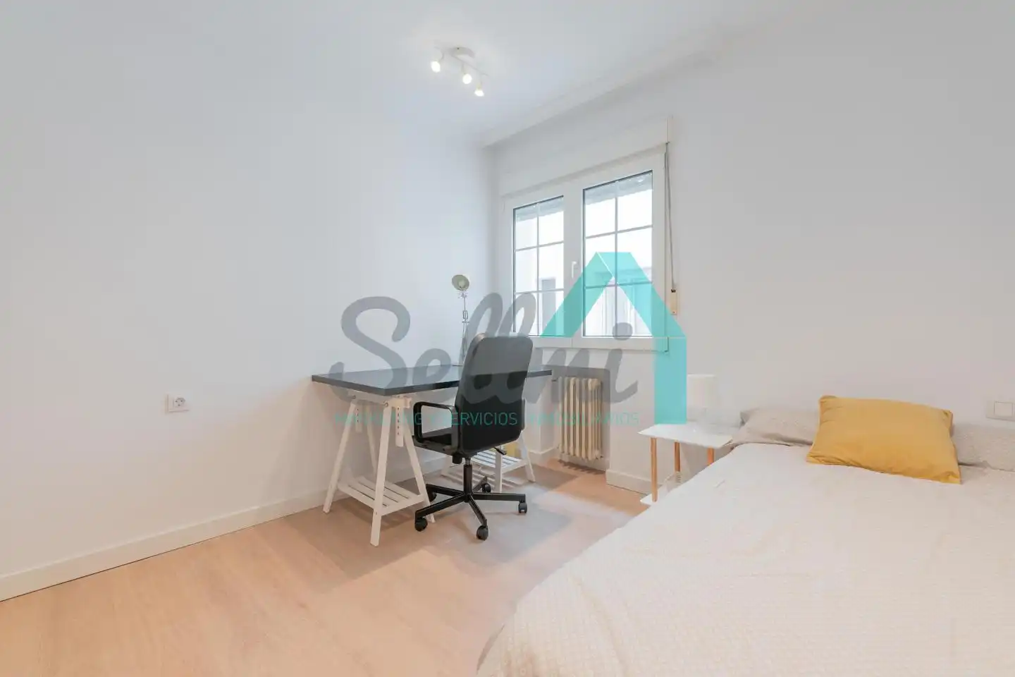 Schlafzimmer von Wohnung zur Miete in Oviedo  mit Heizung, Parkett und Terrasse
