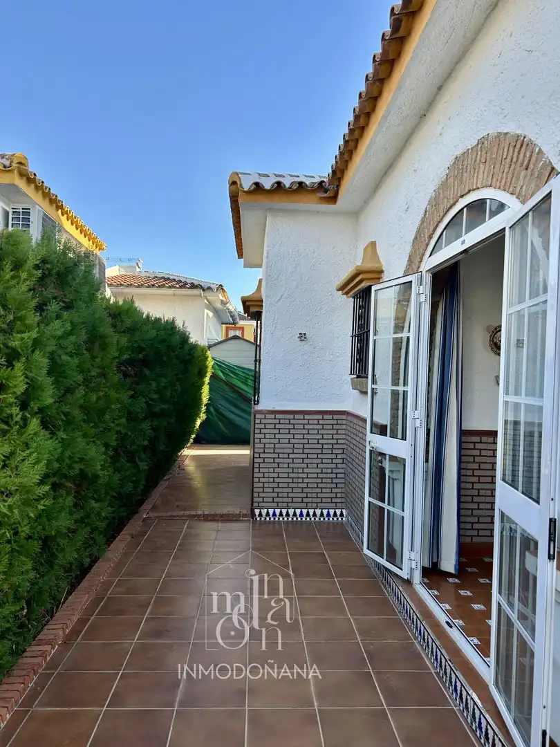 Vista exterior de Casa o chalet en venta en Almonte con Calefacción, Terraza y Amueblado