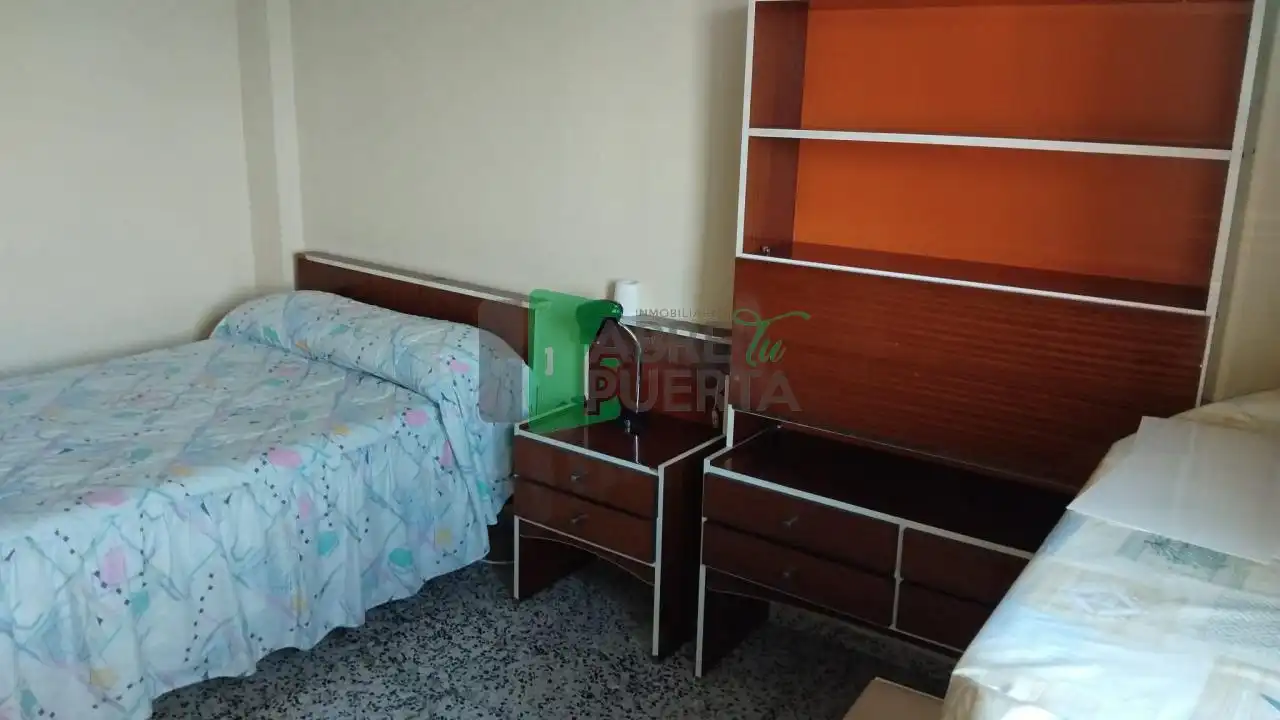 Habitación de Piso en venta en Ourense Capital  con Calefacción, Trastero y Amueblado