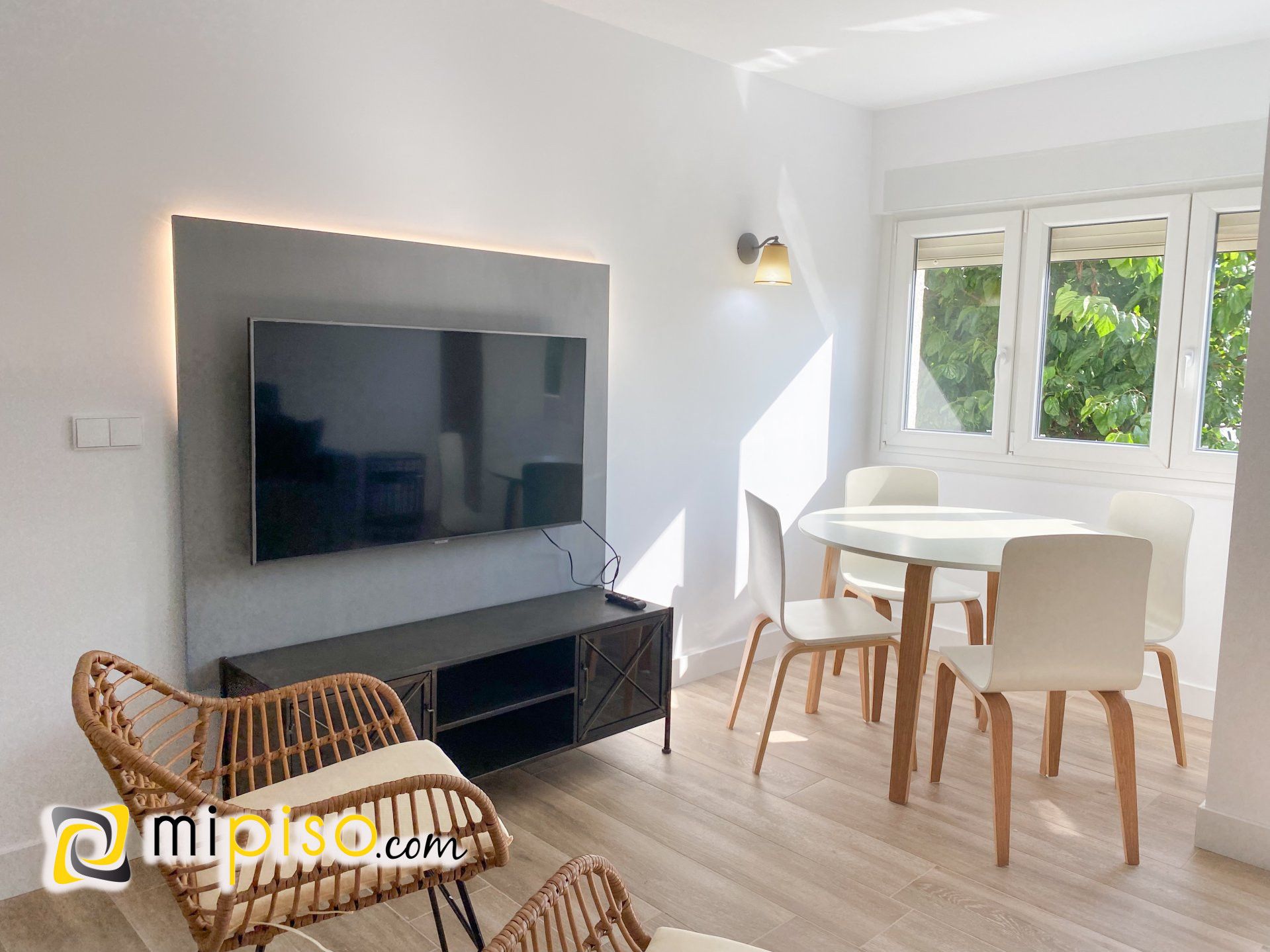 Sala d'estar de Pis en venda en Laredo amb Terrassa i Moblat