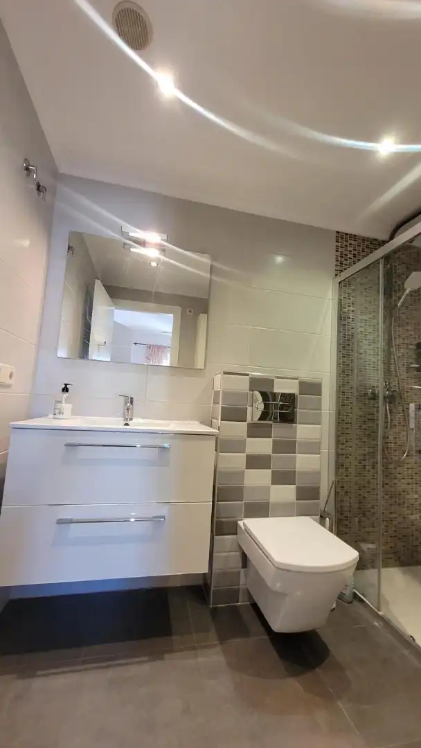 Badezimmer von Dachboden zum Verkauf in L'Alfàs del Pi mit Klimaanlage, Terrasse und Möbliert