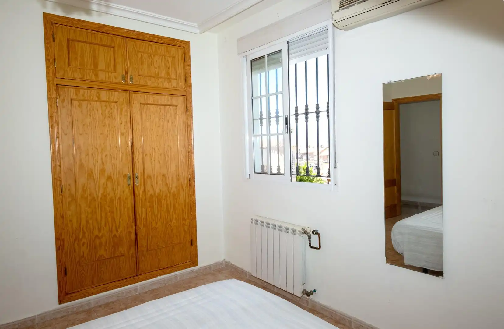 Habitación de Casa adosada en venta en Torrevieja con Aire acondicionado, Calefacción y Jardín privado