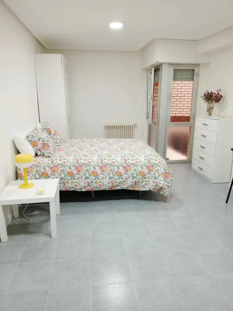 Dormitori de Estudi de lloguer en Oviedo  amb Moblat