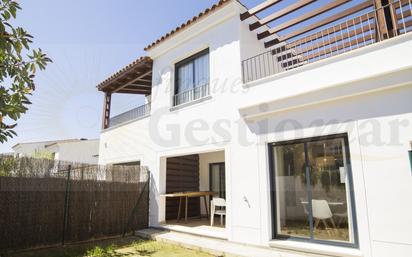 Vista exterior de Casa adosada en venda en Cambrils amb Aire condicionat, Jardí privat i Terrassa