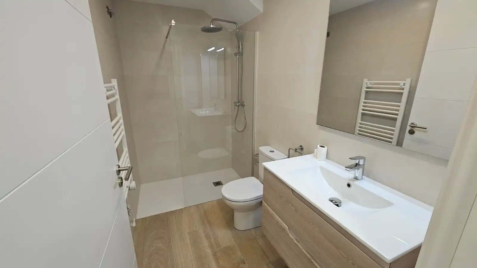 Baño de Finca rústica de alquiler en Mollet de Peralada con Aire acondicionado, Calefacción y Jardín privado