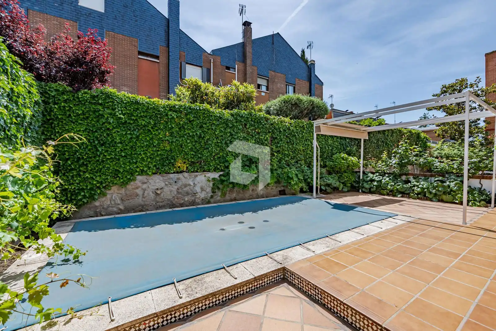 Jardí de Casa adosada en venda en Pozuelo de Alarcón amb Aire condicionat, Calefacció i Jardí privat