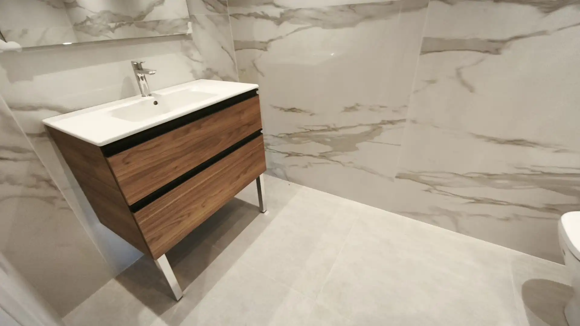 Bathroom of Ground floor for sale in Sant Adrià de Besòs  with Air Conditioner, Heating and Oven