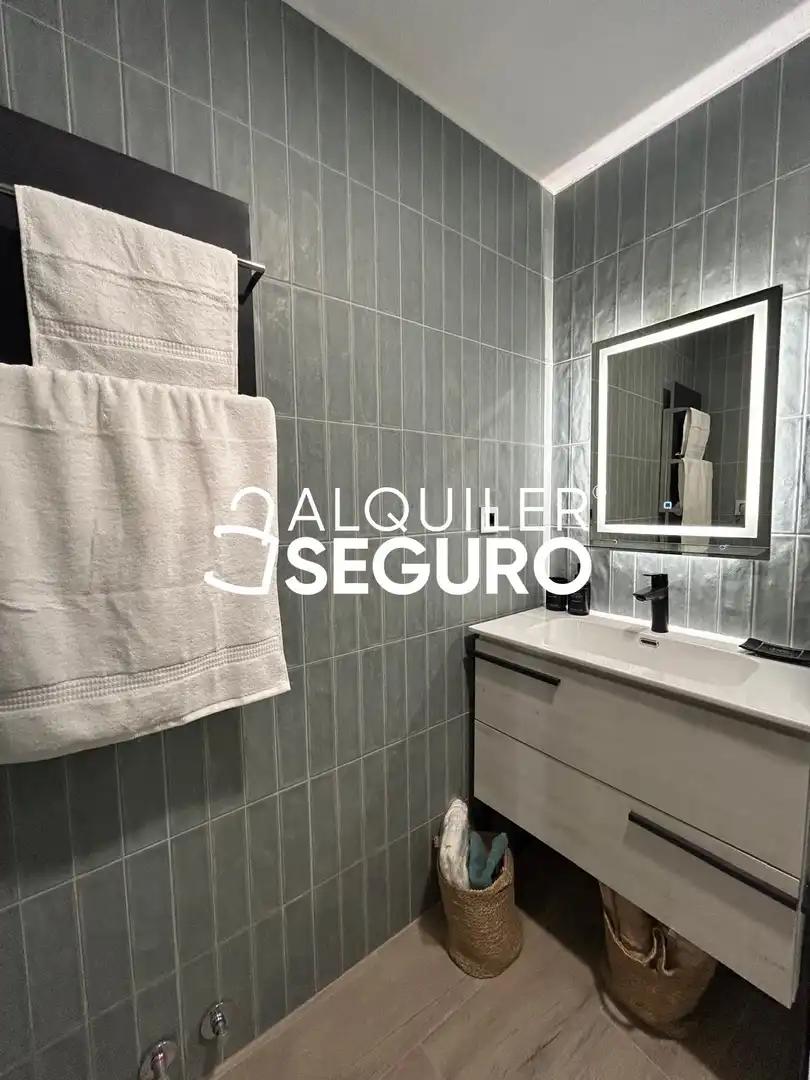 Baño de Piso de alquiler en Alcalá de Henares con Aire acondicionado, Calefacción y Amueblado