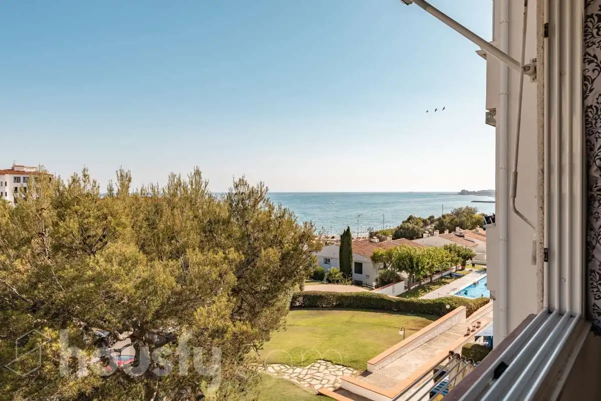 Vista exterior de Pis en venda en Sitges amb Jardí privat, Parquet i Traster