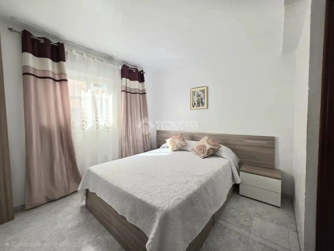 Habitación de Piso en venta en Almería con Calefacción