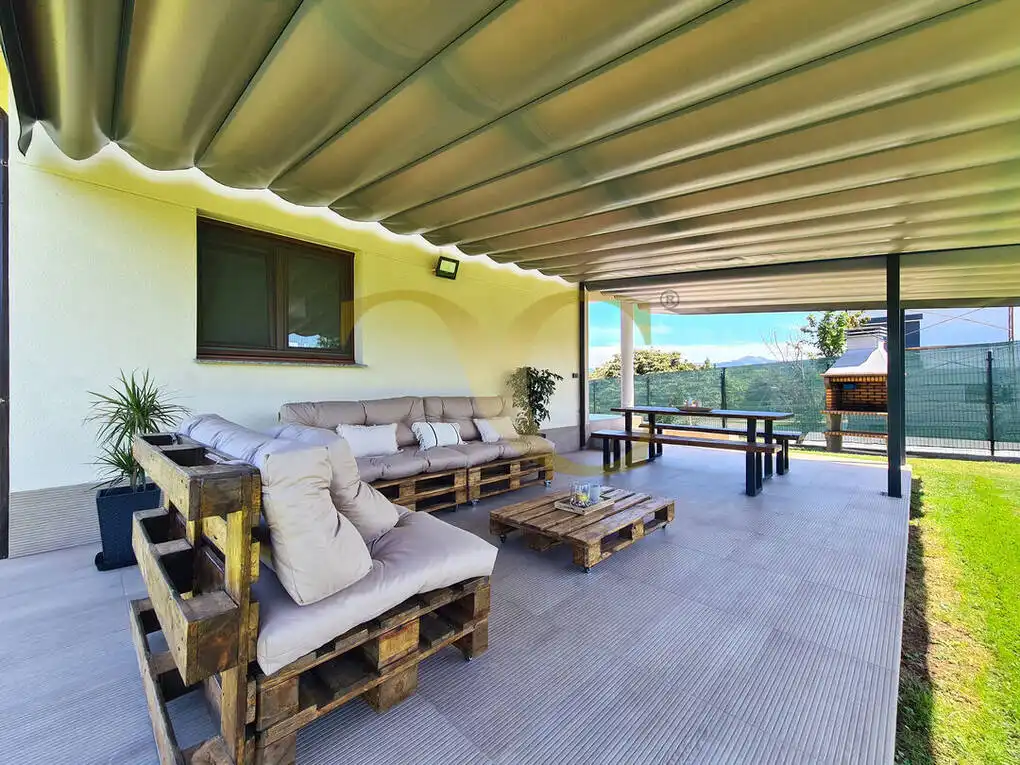 Terrassa de Casa o xalet en venda en Gijón  amb Calefacció, Jardí privat i Terrassa