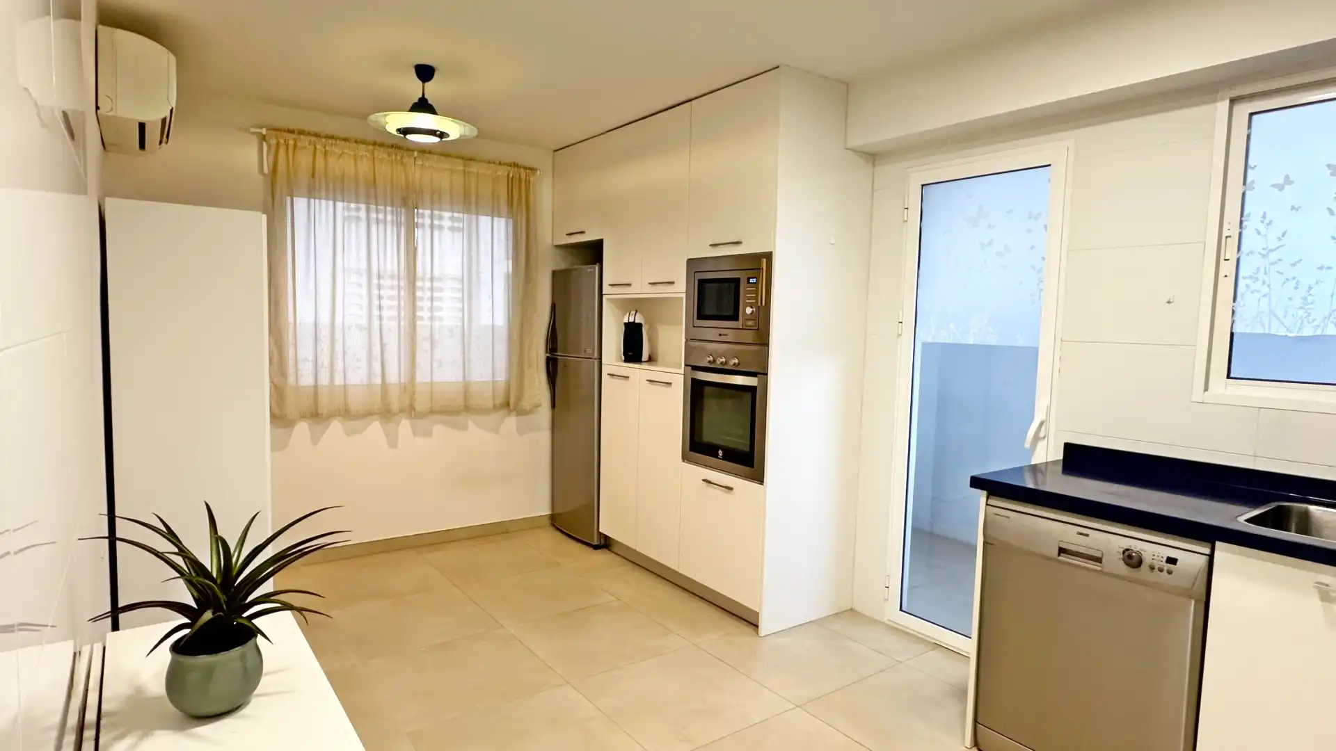Cuina de Apartament de lloguer en Gandia amb Aire condicionat, Calefacció i Moblat