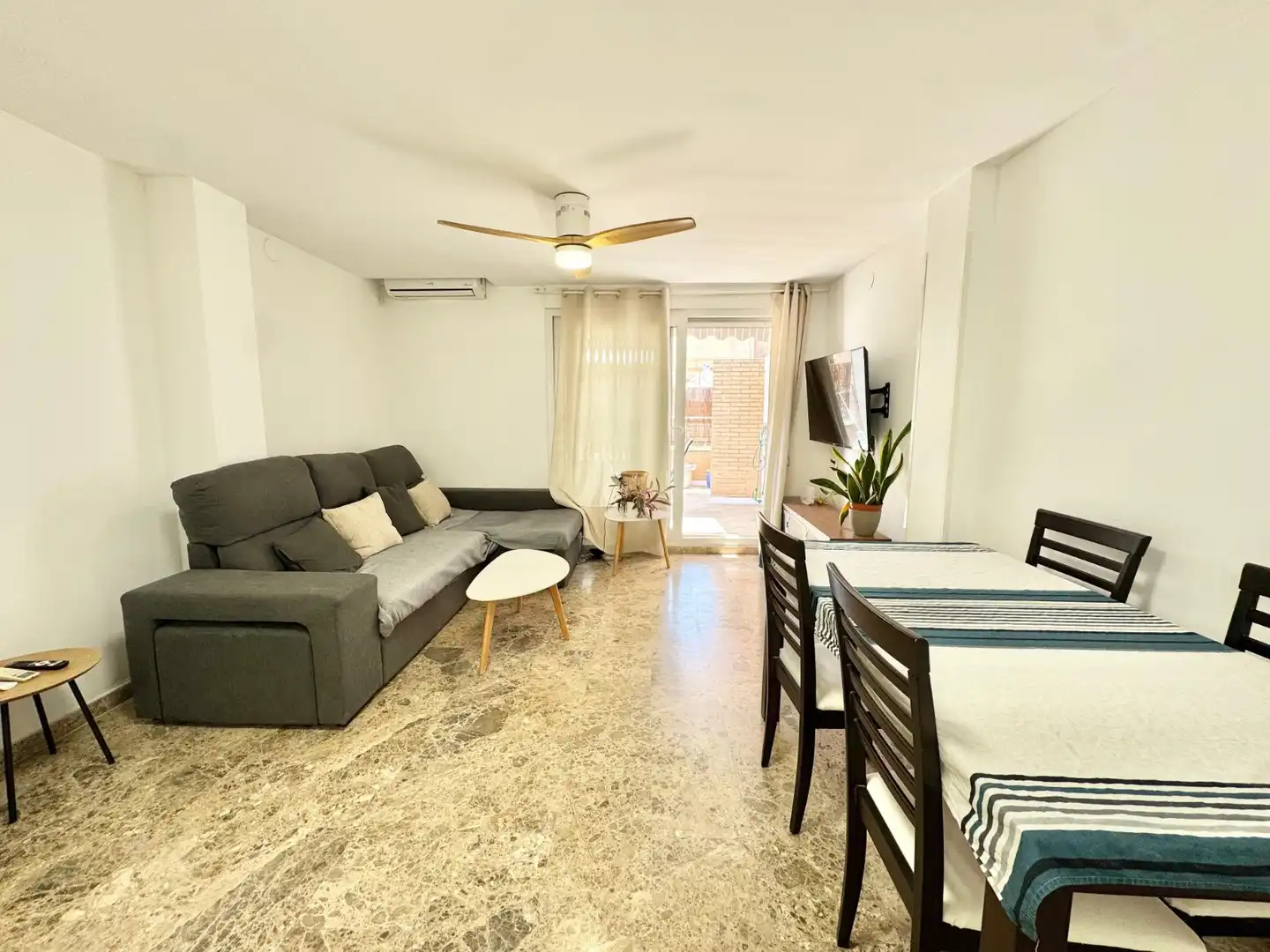 Sala de estar de Ático de alquiler en Torrevieja con Aire acondicionado, Terraza y Amueblado