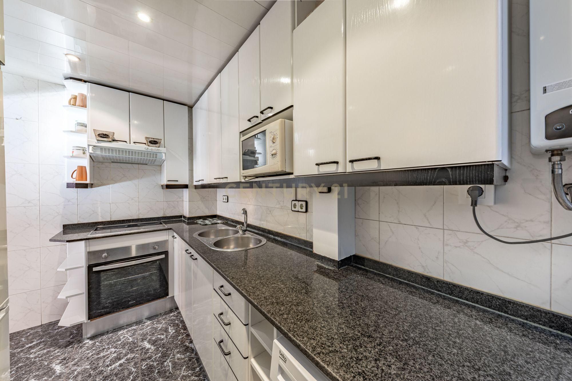 Cuina de Apartament en venda en Cerdanyola del Vallès amb Aire condicionat i Balcó