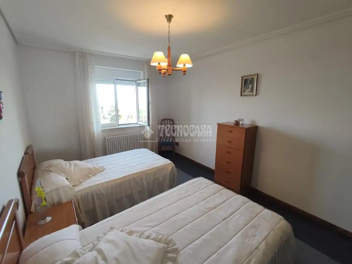 Habitación de Casa adosada en venta en Suances con Calefacción, Jardín privado y Trastero