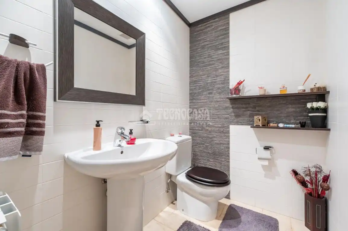 Baño de Casa adosada en venta en Paracuellos de Jarama con Aire acondicionado, Calefacción y Jardín privado